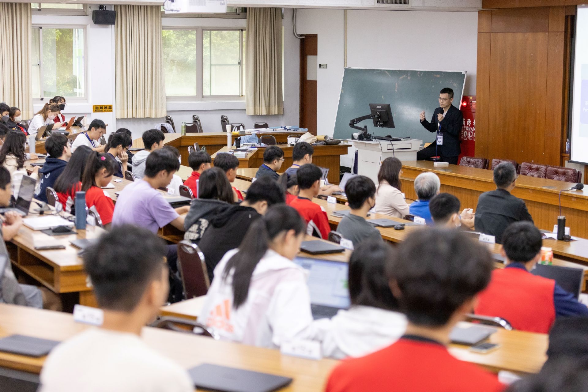 臺下同學聆聽演講