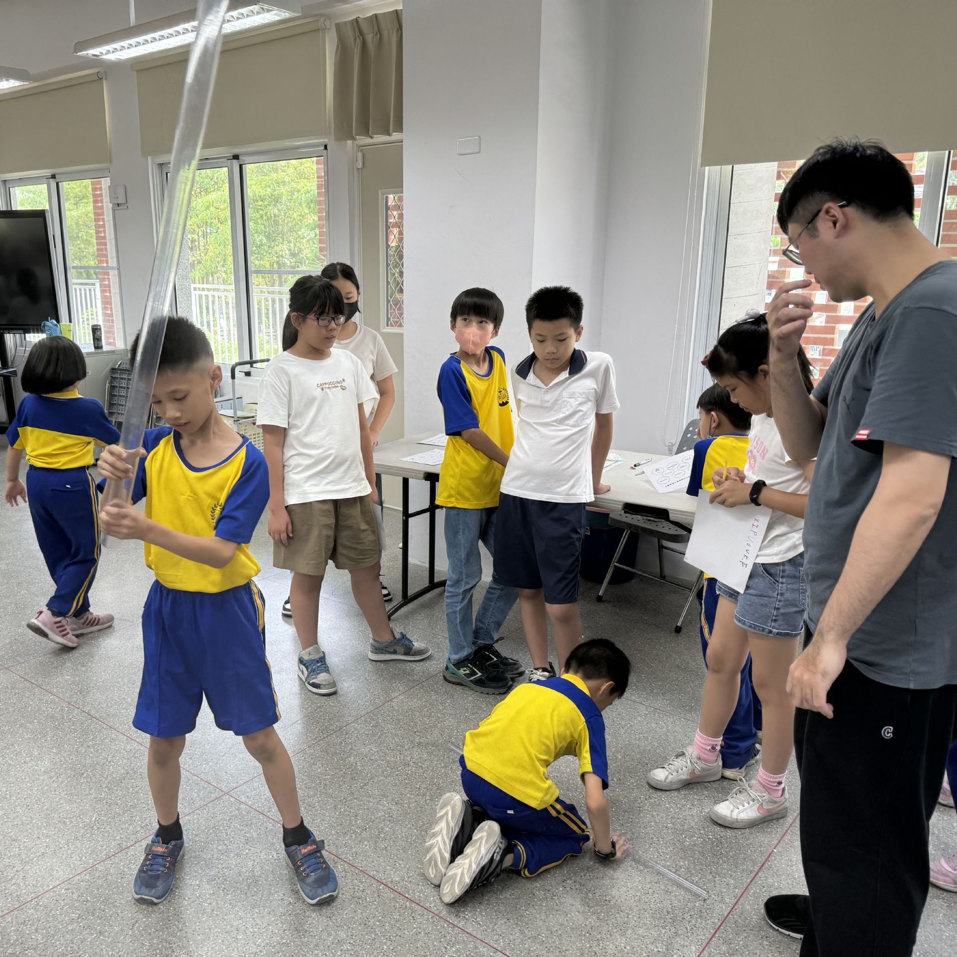 圖4：學童體驗紙片向上爬實驗