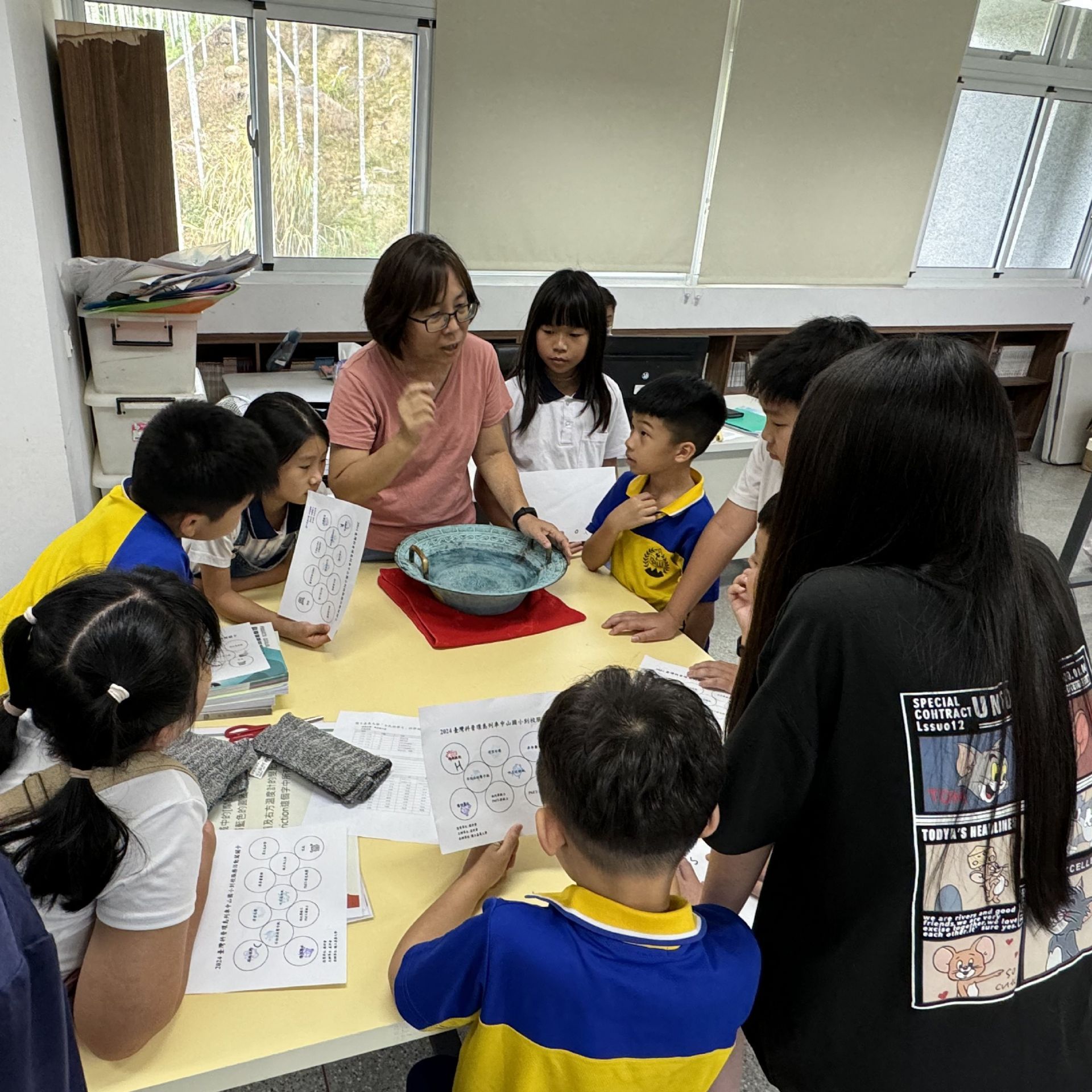 圖2：老師解說龍洗盆原理