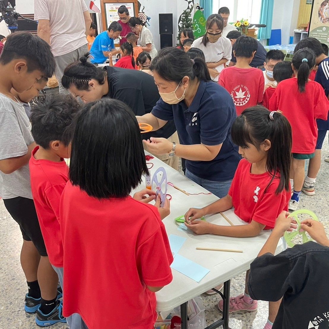 圖4：學童分組進行實驗體驗