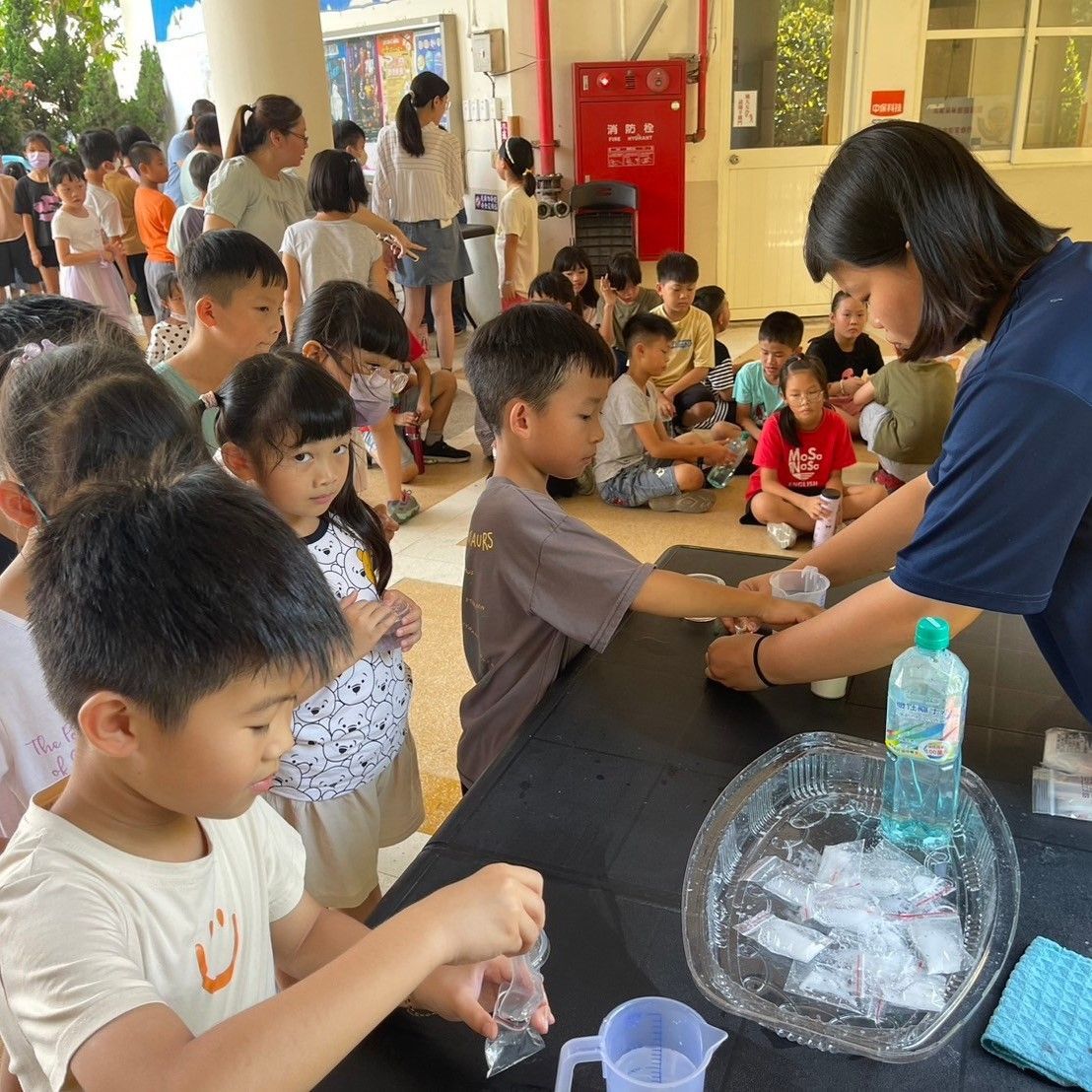 圖5：學童操作食品生物科普實驗