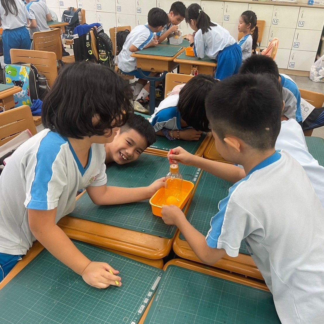 圖2：學童運用大氣壓力實驗模擬碳中和