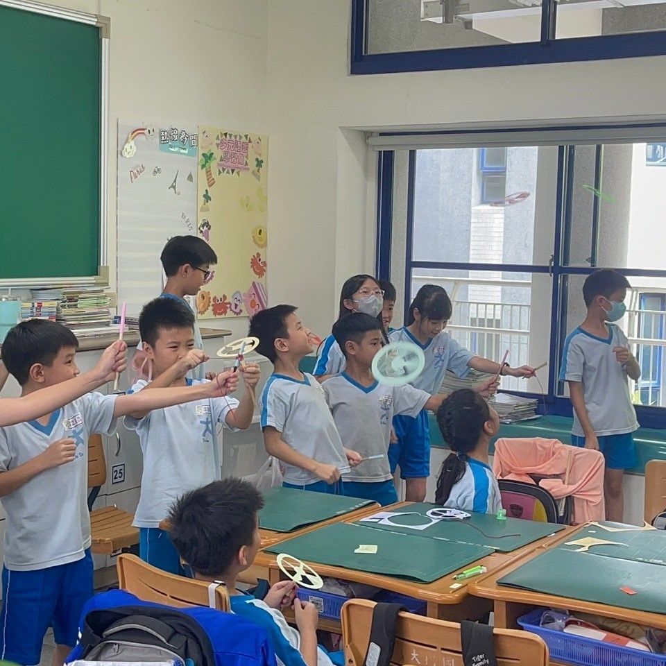 圖3：學童體驗手做紙升機實驗