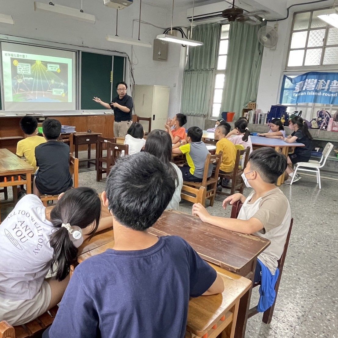 圖2：老師講解科學知識