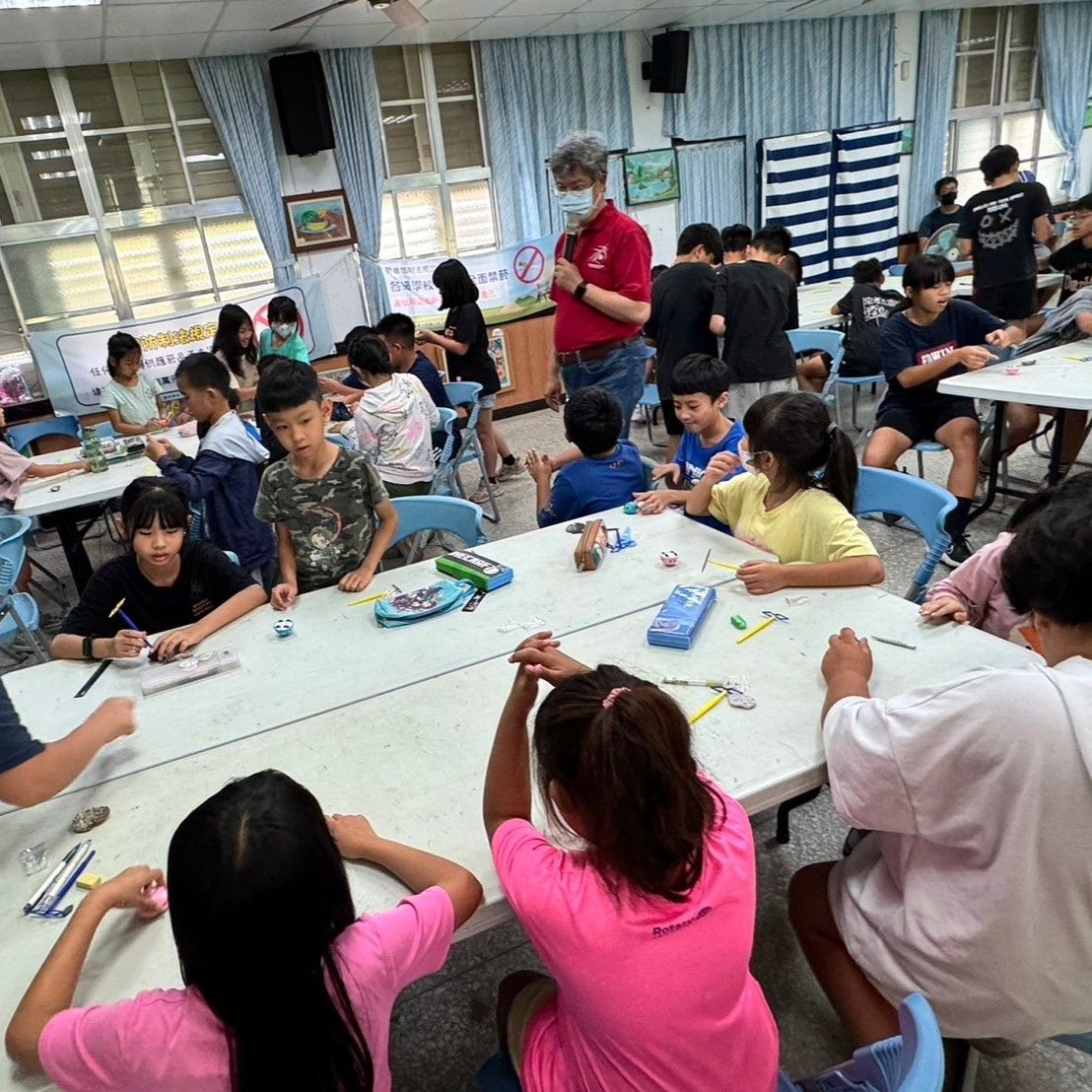 圖6：學童分組進行科學活動