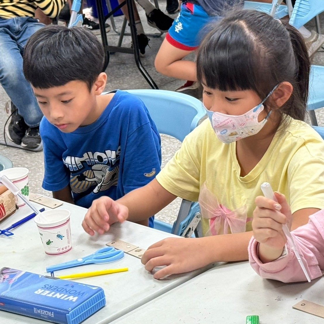 圖4：科學活動體驗(奈米紙-蓮葉效應)