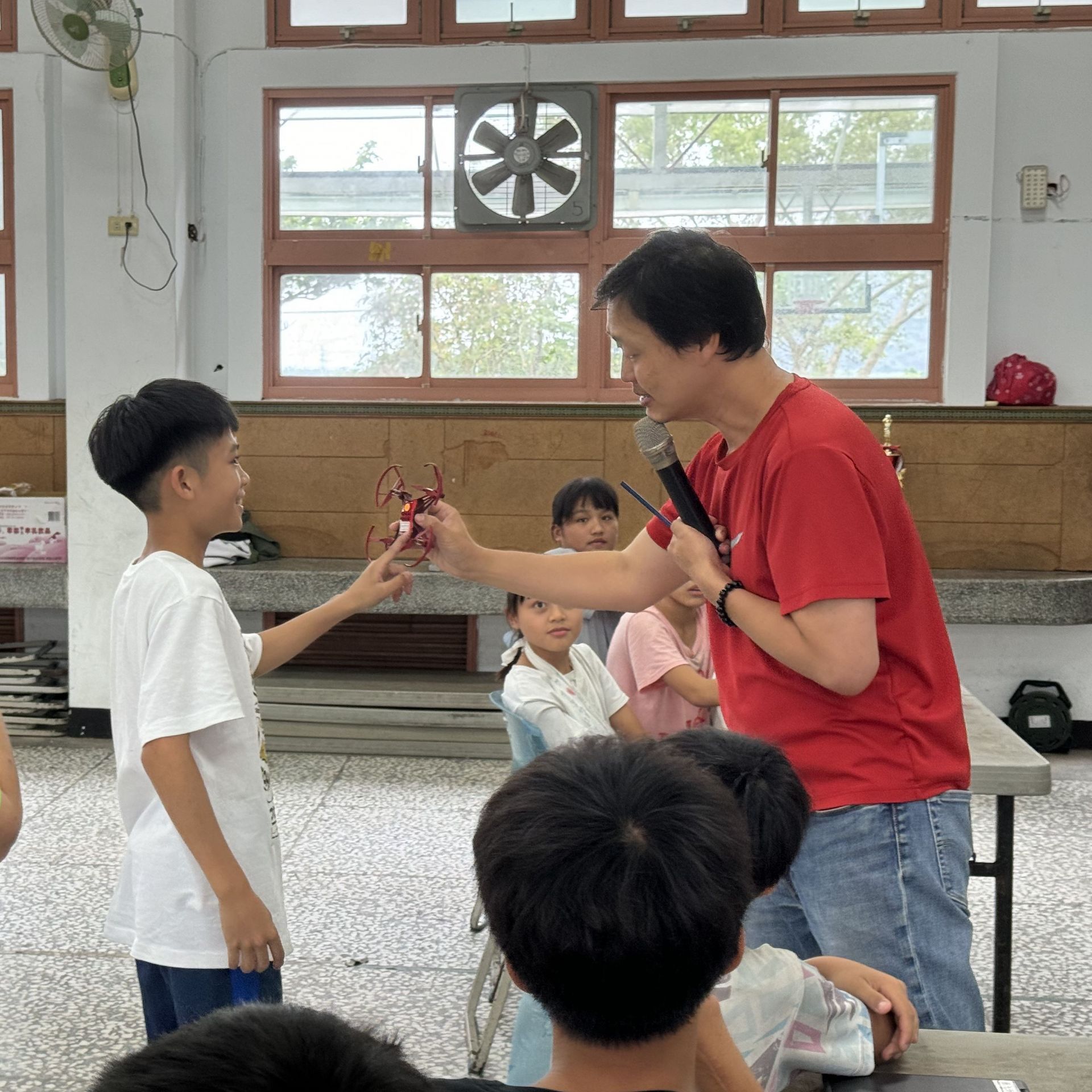 圖4：無人機講解操作-南澳國小