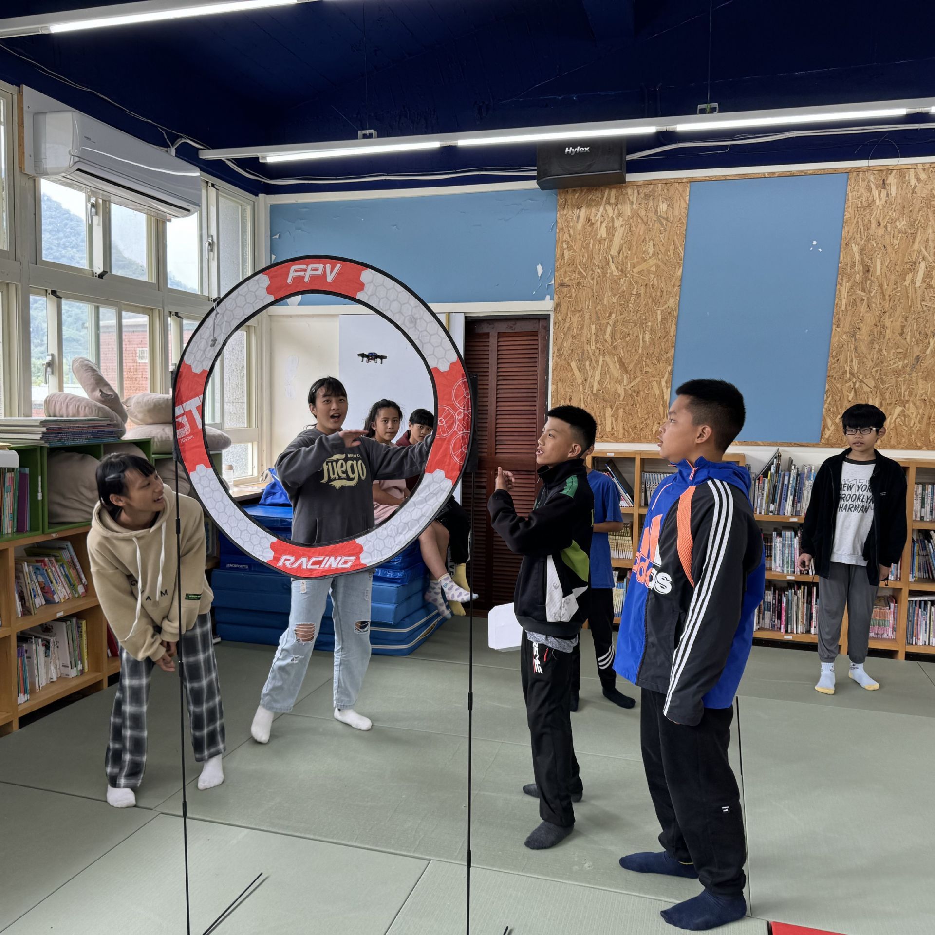 圖8：學童體驗無人機足球遊戲-南山國小